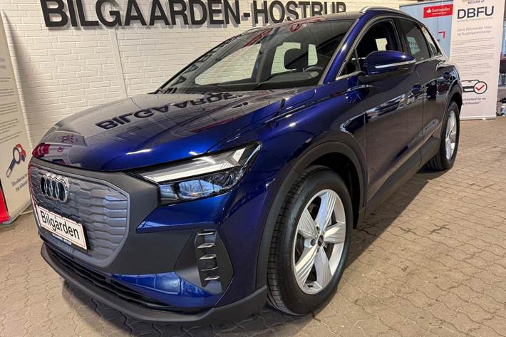 Blå Audi Q4 e-tron fra 2025 set udefra
