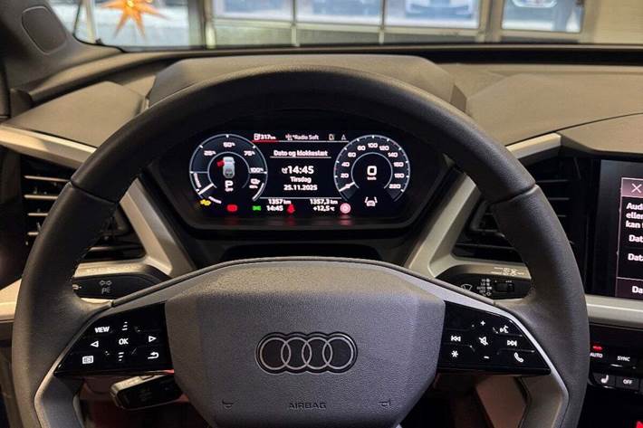 Blå Audi Q4 e-tron fra 2025