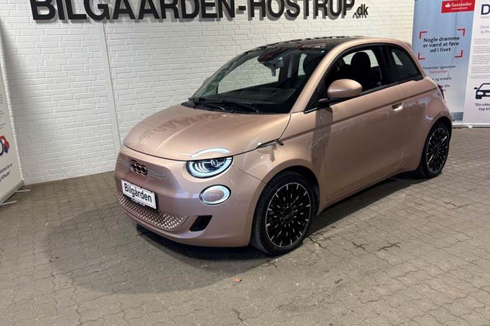 Rød Fiat 500e fra 2022 set udefra