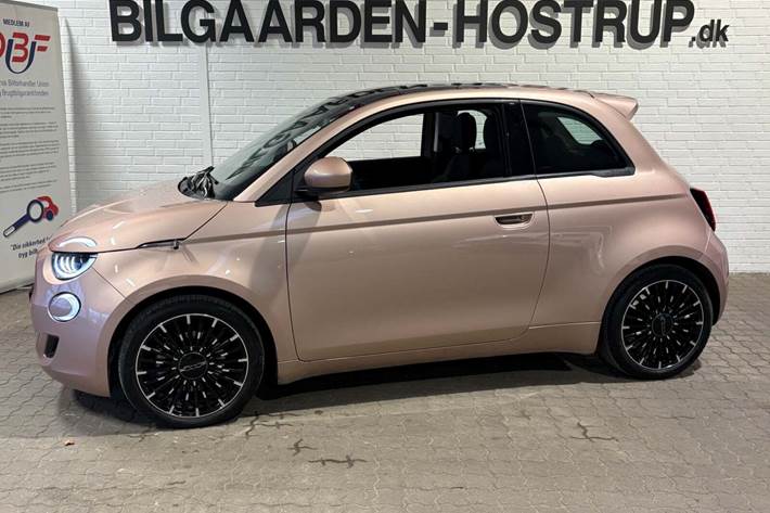 Rød Fiat 500e fra 2022