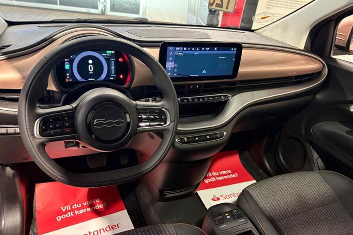 Rød Fiat 500e fra 2022