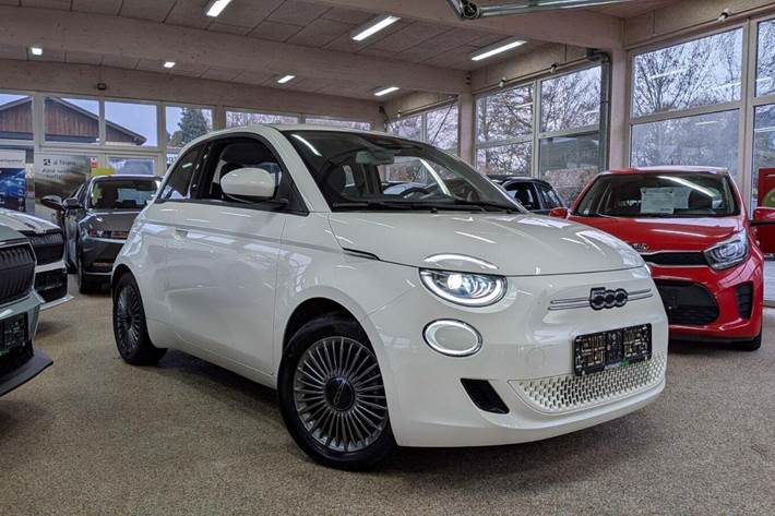 Hvid Fiat 500e fra 2022 set udefra