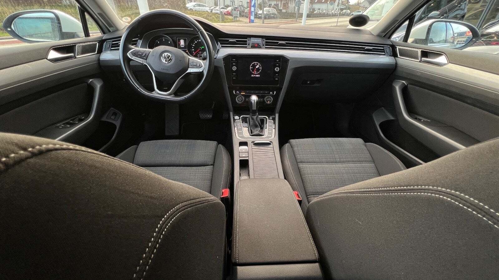 Hvid VW Passat fra 2020