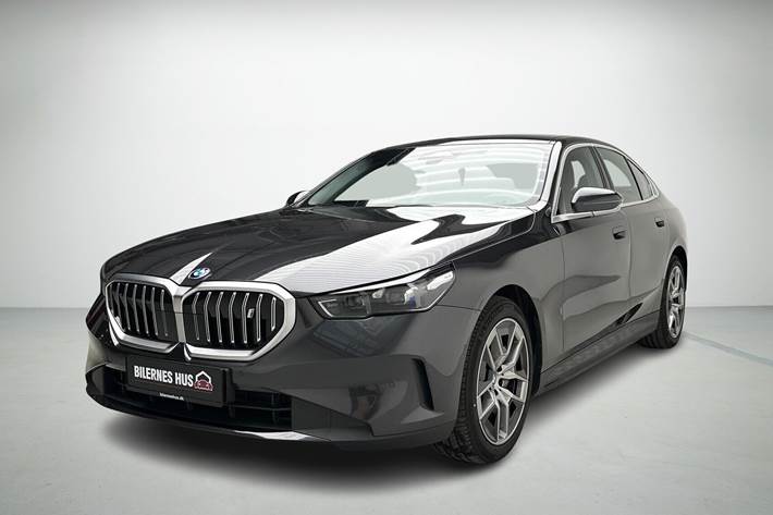 Grå BMW i5 fra 2024 set udefra