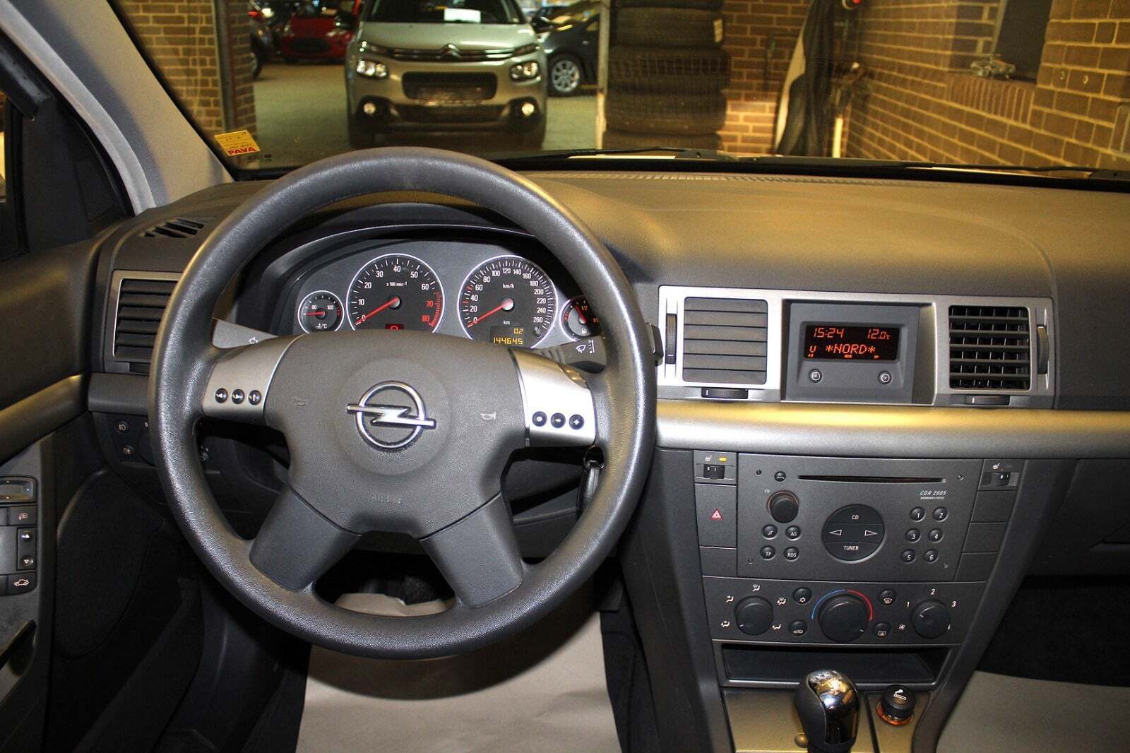 Sølv Opel Vectra fra 2004