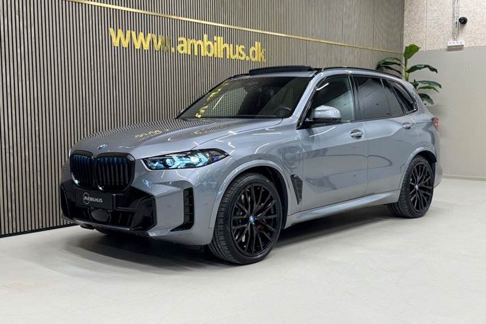 Grå BMW X5 fra 2025 set udefra