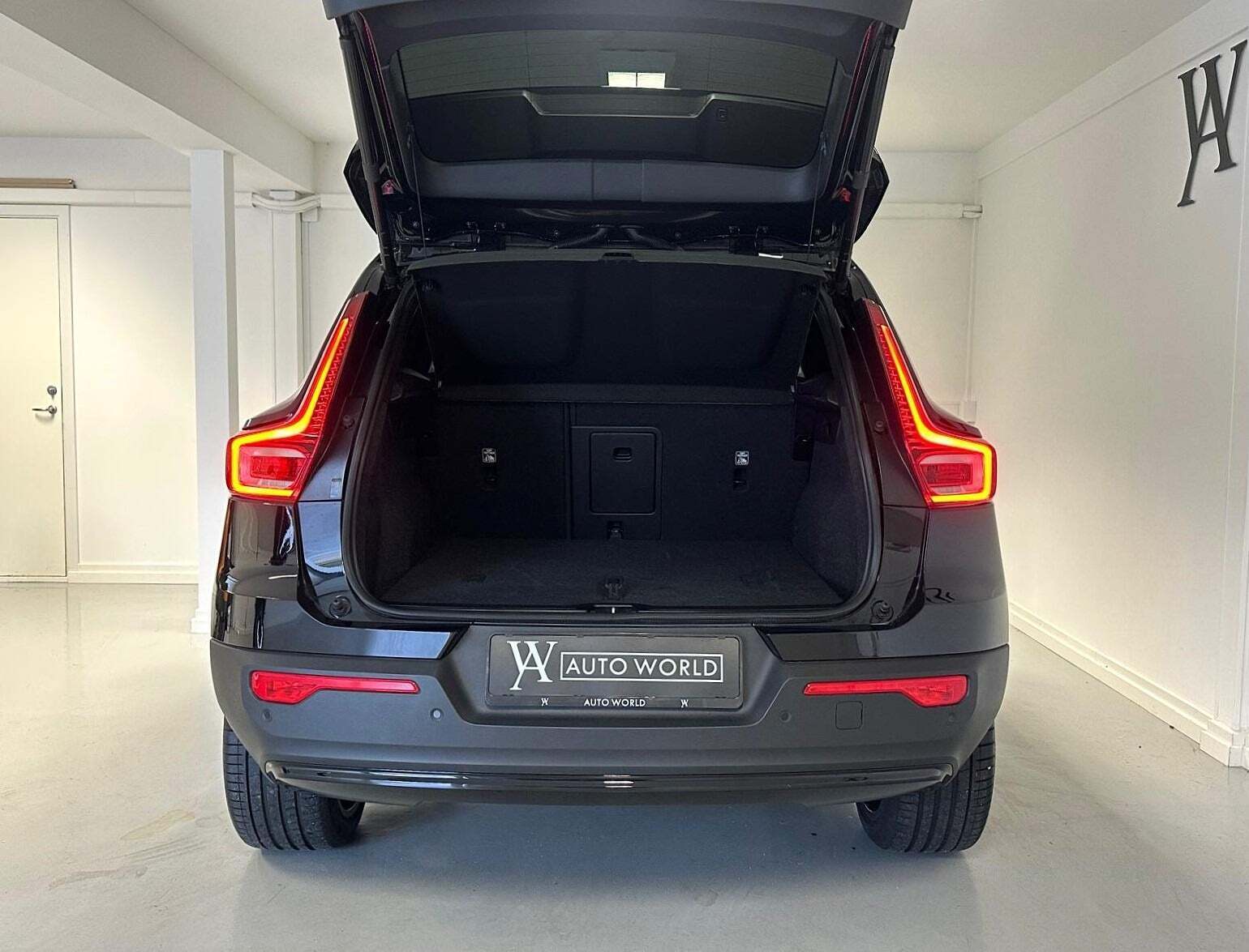 Sort Volvo EX40 fra 2025