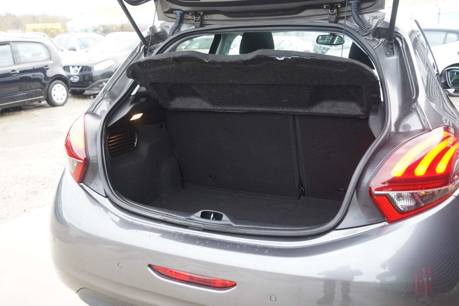 Grå Peugeot 208 fra 2019