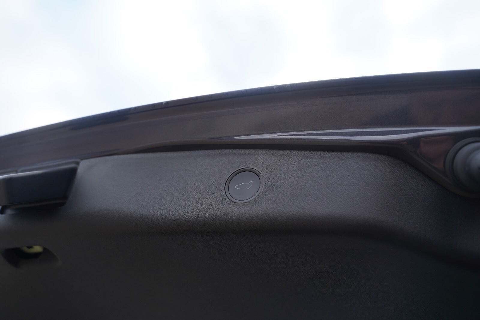 Grå Tesla Model 3 fra 2022