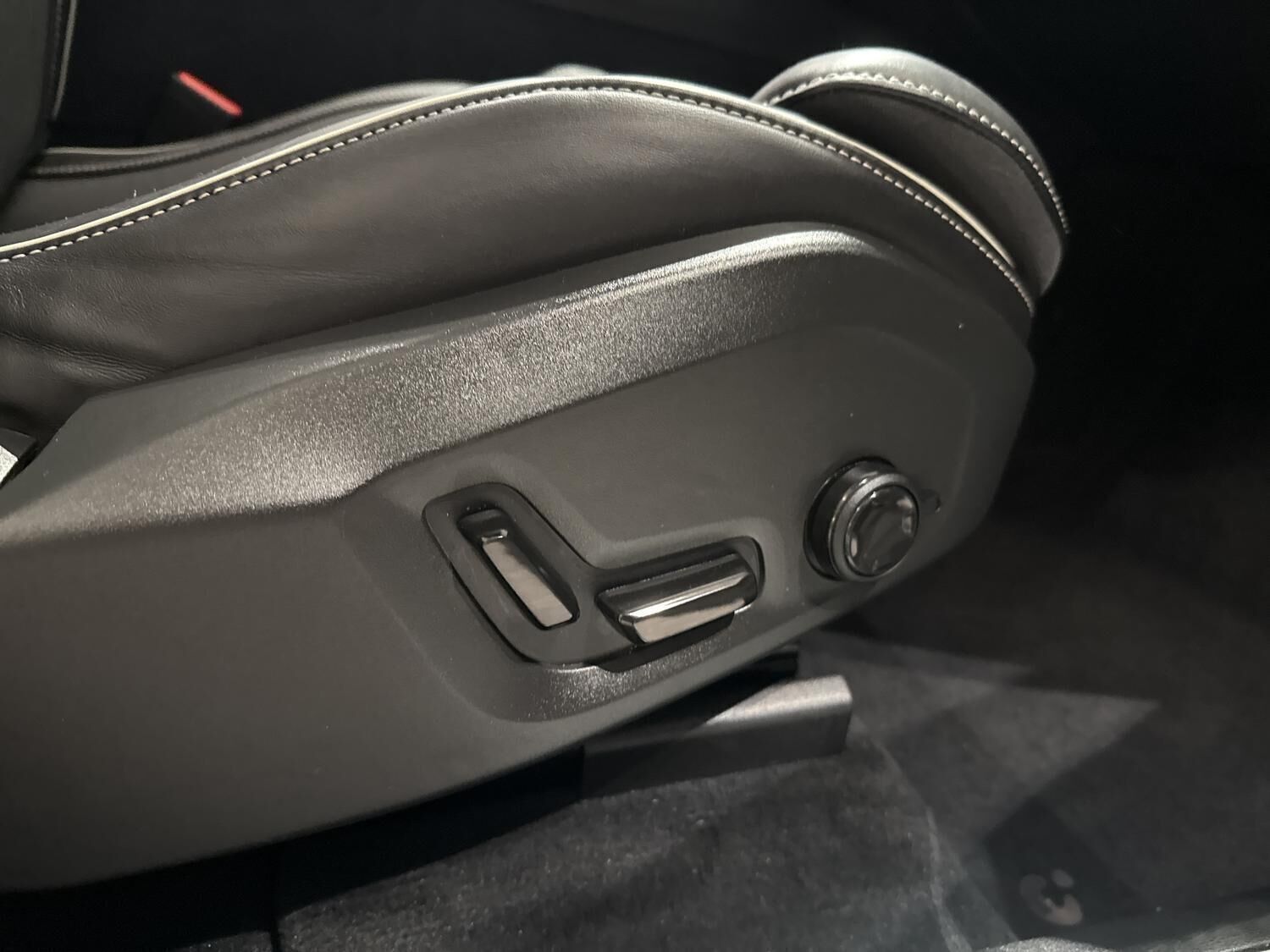 Hvid Volvo XC60 fra 2023