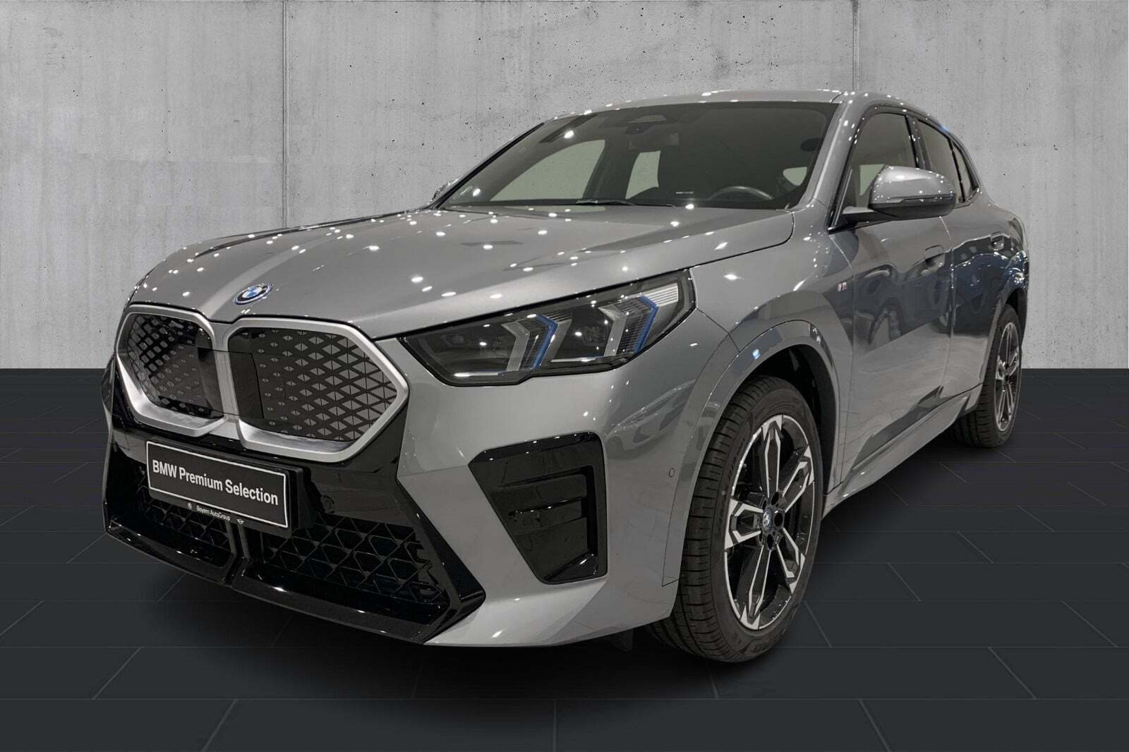 Grå BMW iX2 fra 2025 set udefra