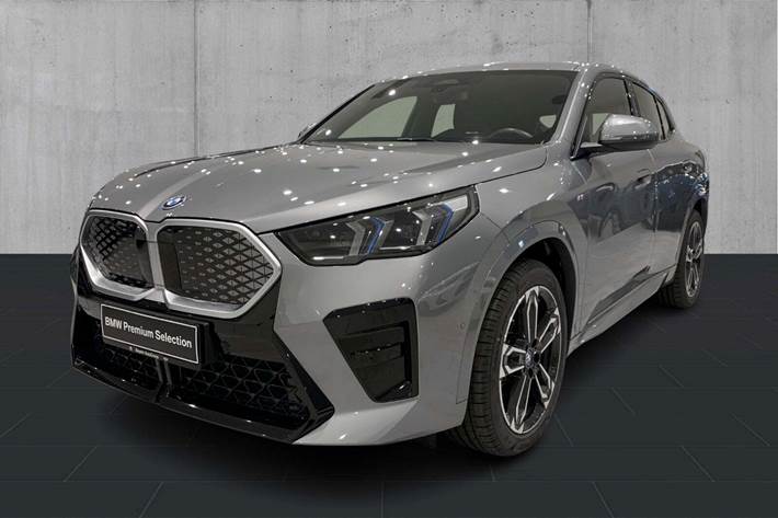 Grå BMW iX2 fra 2025 set udefra