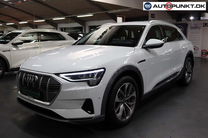 Hvid Audi e-tron fra 2022 set udefra