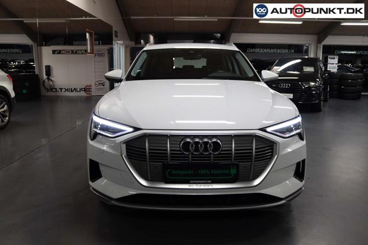 Hvid Audi e-tron fra 2022
