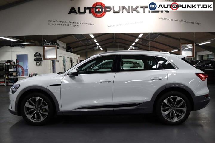 Hvid Audi e-tron fra 2022