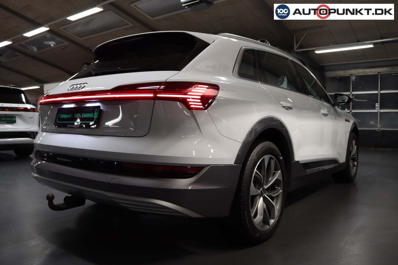 Hvid Audi e-tron fra 2022