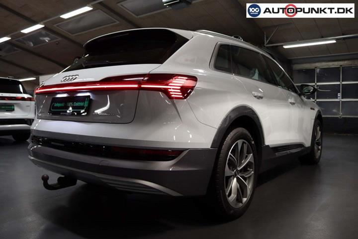 Hvid Audi e-tron fra 2022