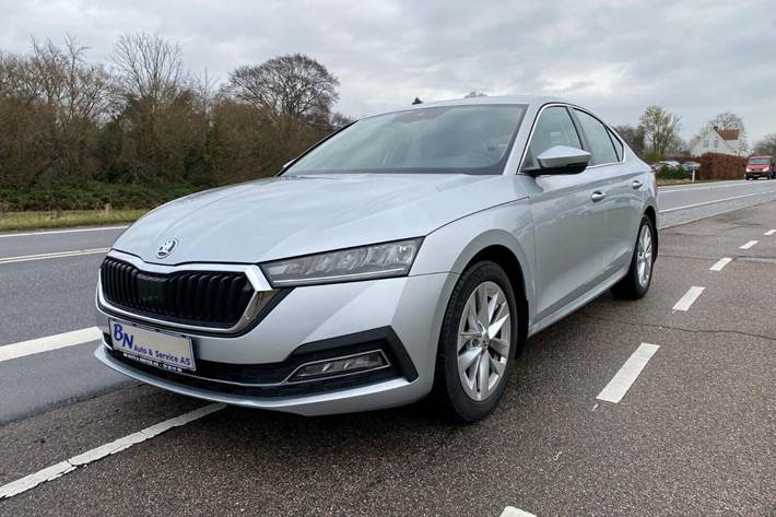Sølv Skoda Octavia fra 2021 set udefra