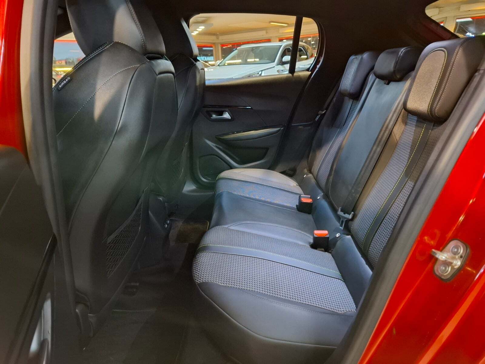 Rød Peugeot e-208 fra 2021