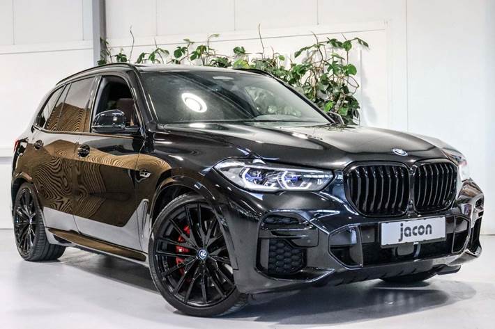 Sort BMW X5 fra 2022 set udefra