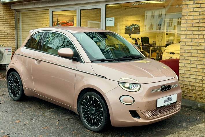 Grå Fiat 500e fra 2022 set udefra