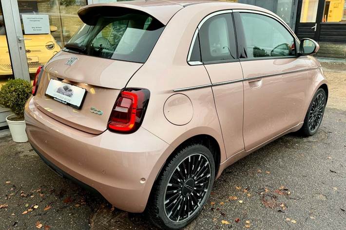 Grå Fiat 500e fra 2022