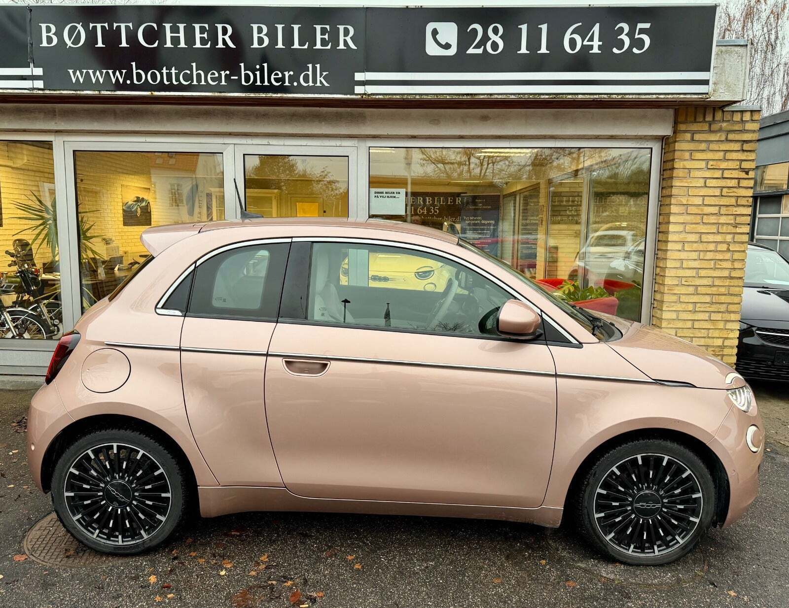 Grå Fiat 500e fra 2022