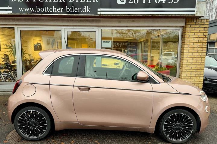 Grå Fiat 500e fra 2022