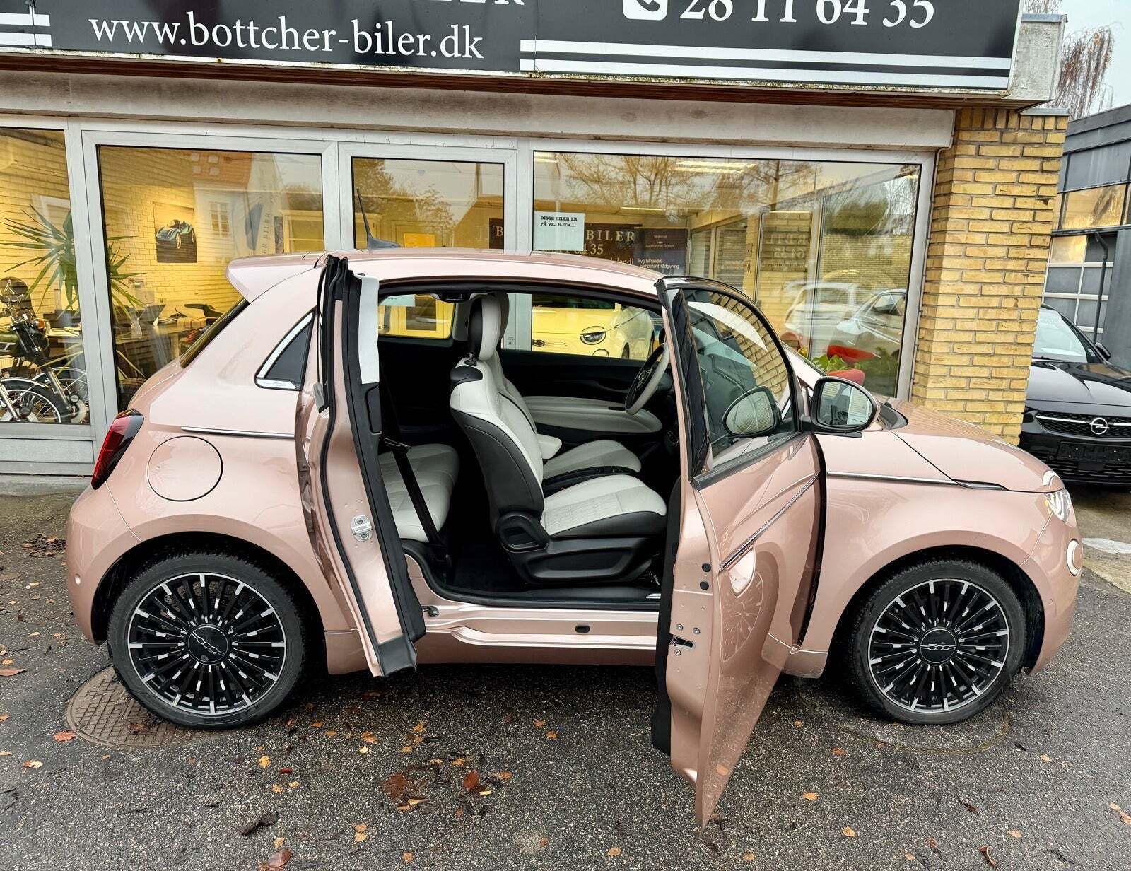 Grå Fiat 500e fra 2022