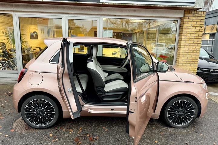 Grå Fiat 500e fra 2022