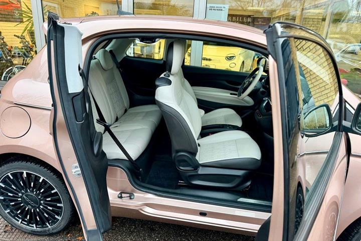 Grå Fiat 500e fra 2022