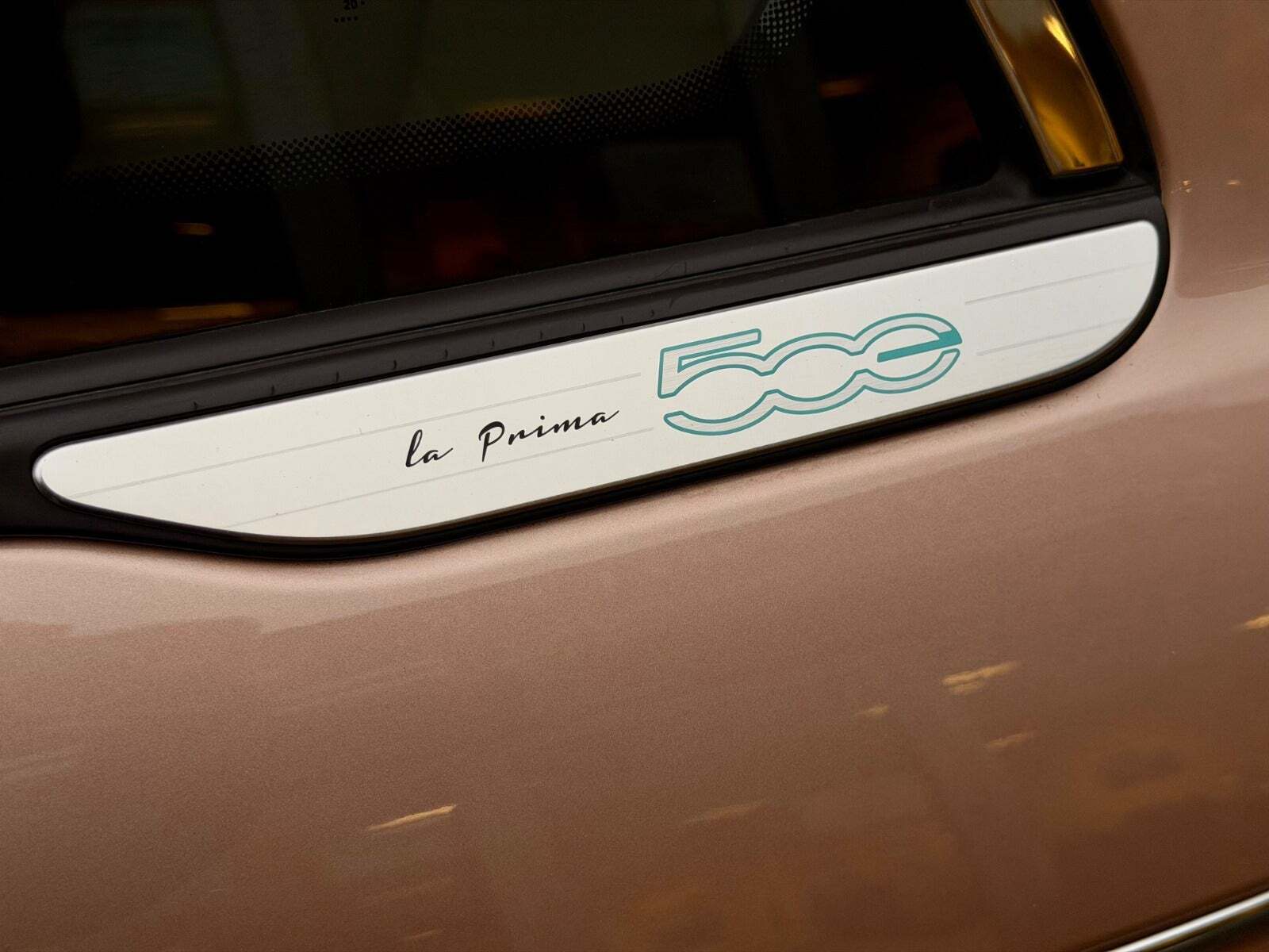 Grå Fiat 500e fra 2022
