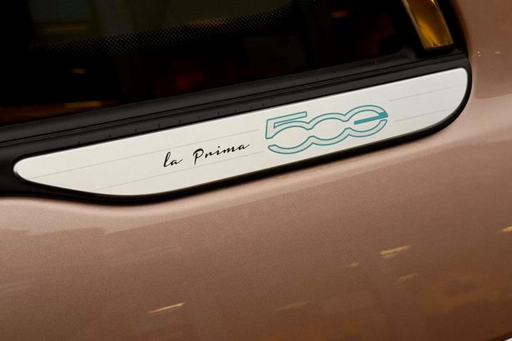 Grå Fiat 500e fra 2022