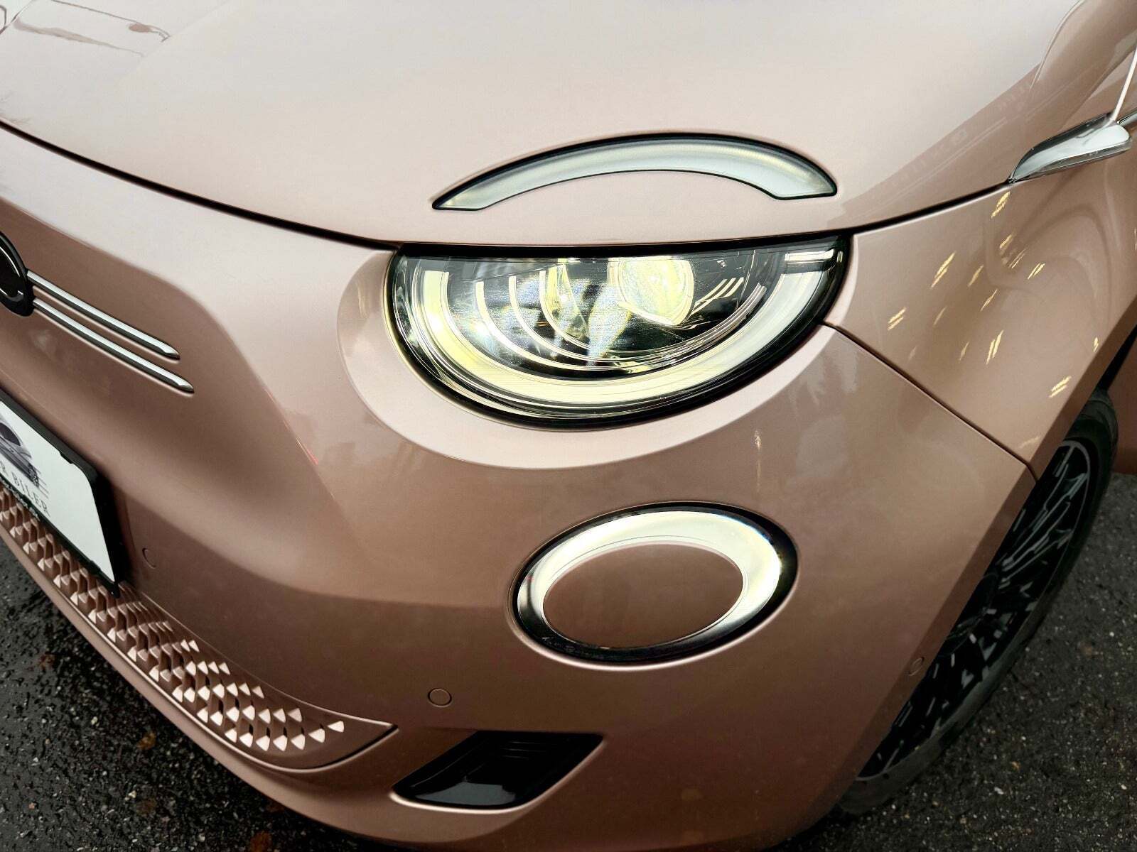 Grå Fiat 500e fra 2022
