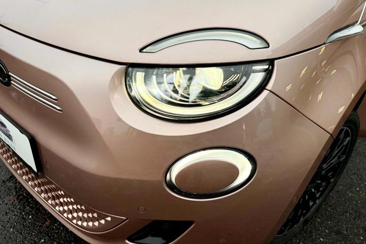 Grå Fiat 500e fra 2022