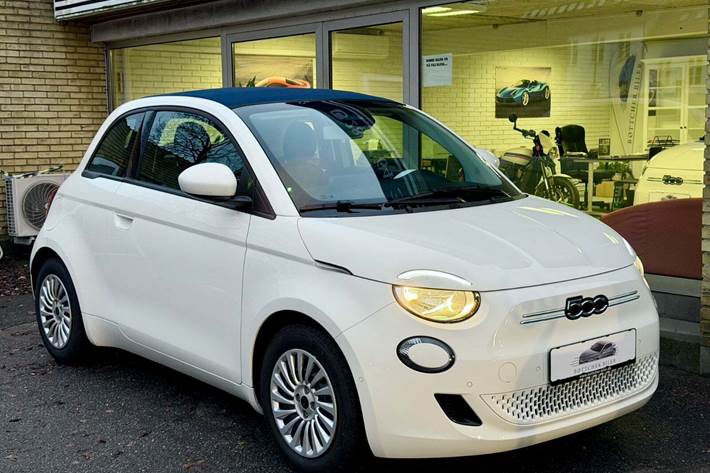 Hvid Fiat 500e fra 2023 set udefra