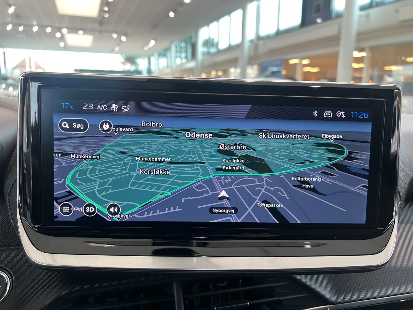 Grå Peugeot e-2008 fra 2023