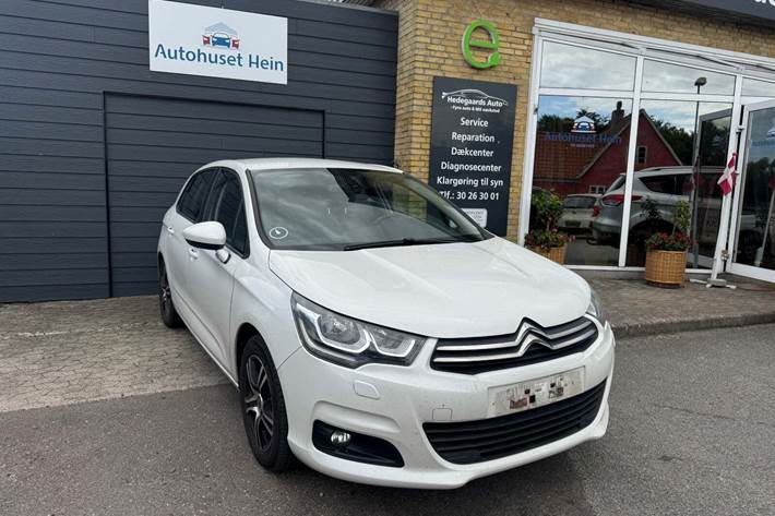 Hvid Citroën C4 fra 2015 set udefra