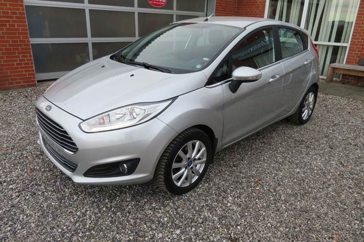 Sølv Ford Fiesta fra 2015 set udefra