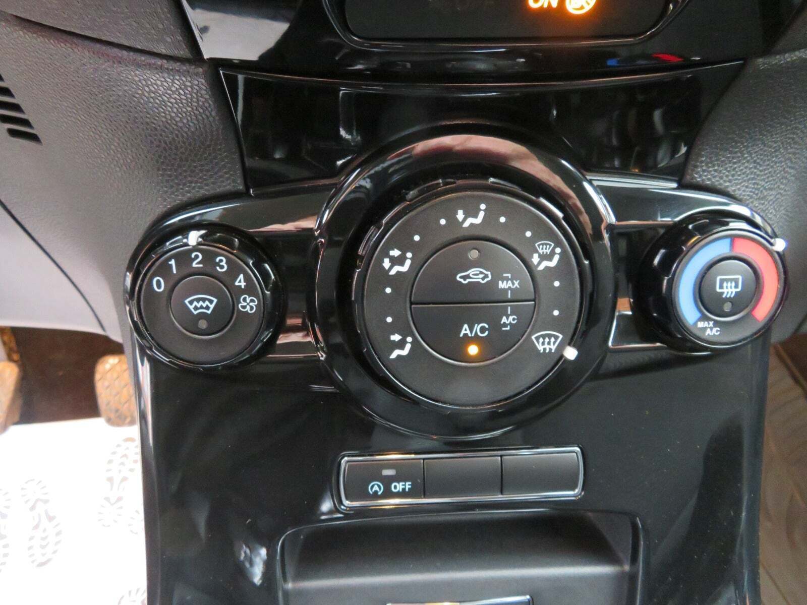 Sølv Ford Fiesta fra 2015