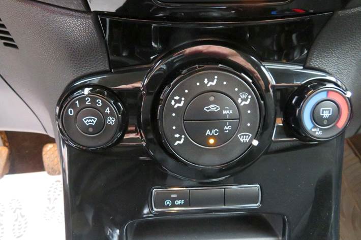 Sølv Ford Fiesta fra 2015