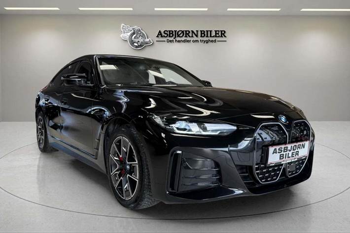 Sort BMW i4 fra 2024 set udefra