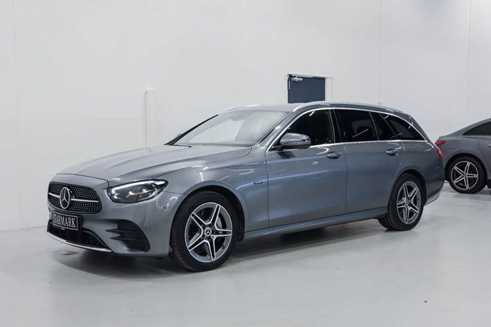 Grå Mercedes E300 de fra 2021 set udefra
