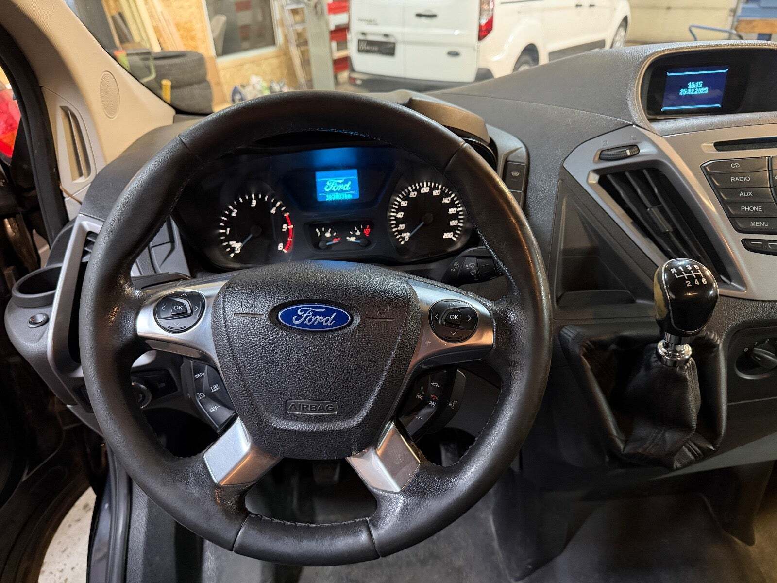 Sort Ford Transit Custom 270S fra 2015 set indefra