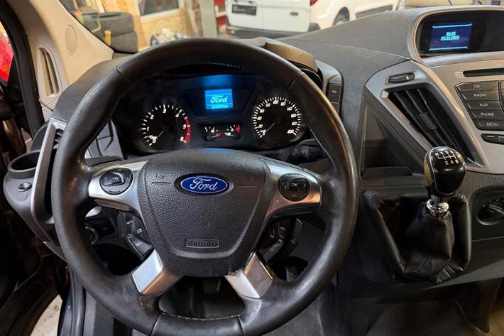 Sort Ford Transit Custom 270S fra 2015 set indefra