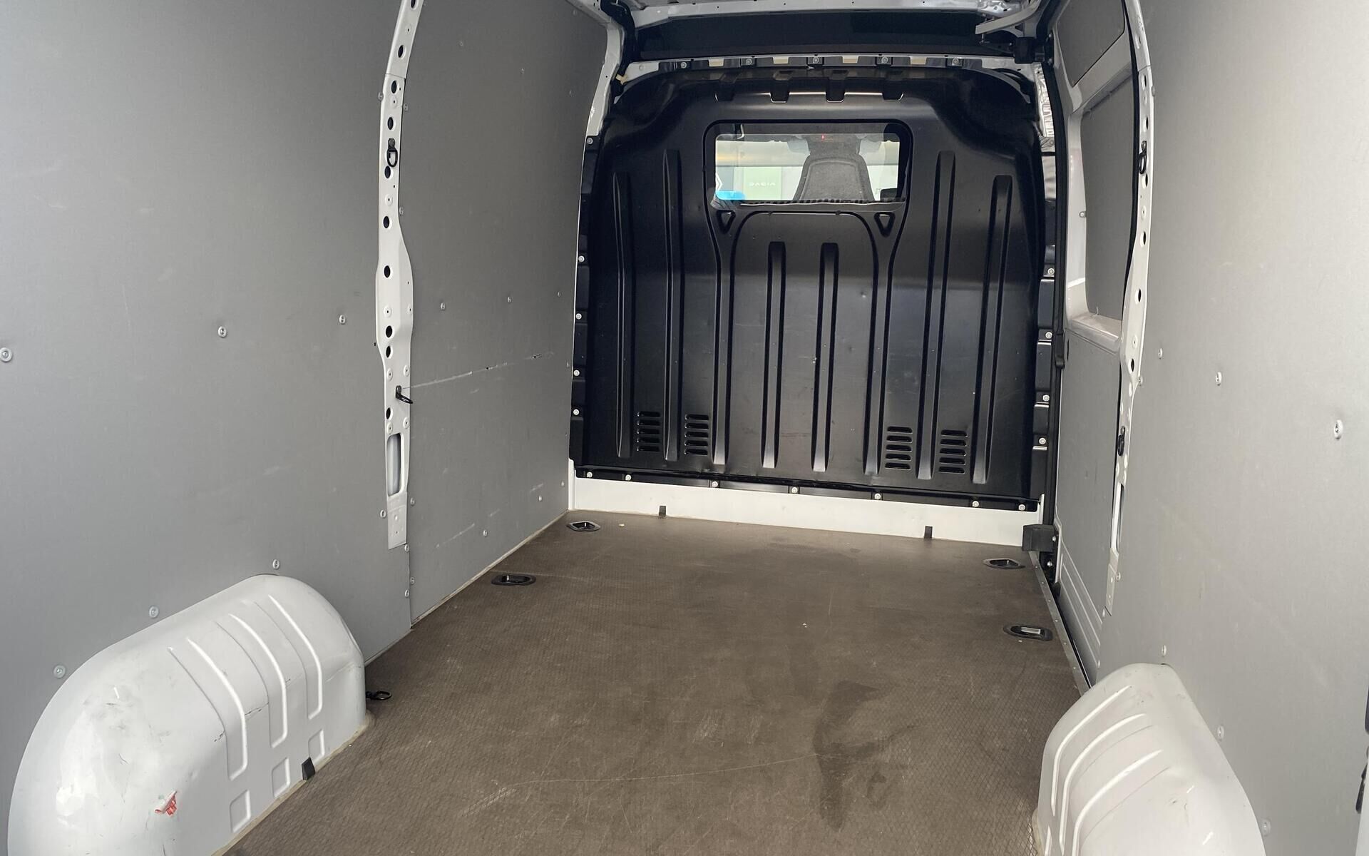 Hvid Nissan Interstar fra 2024