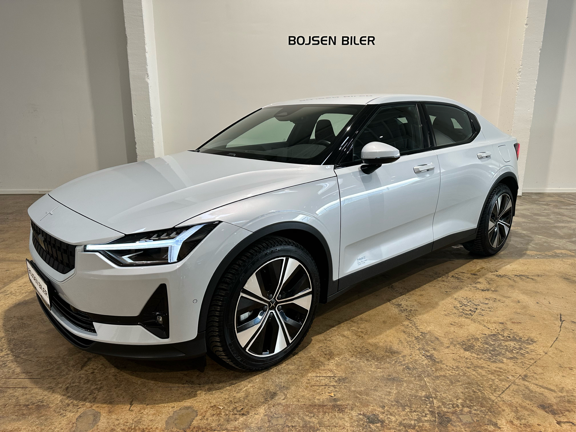 Hvid Polestar 2 fra 2023 set udefra