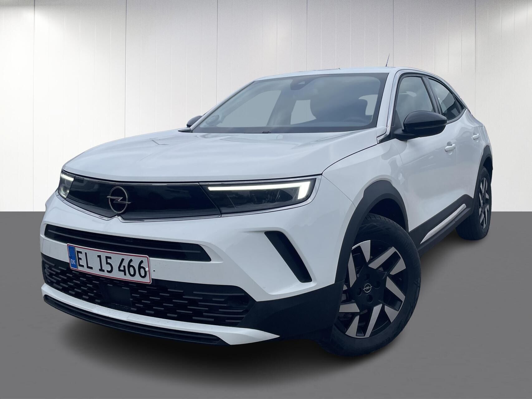 Hvid Opel Mokka-e fra 2024 set udefra