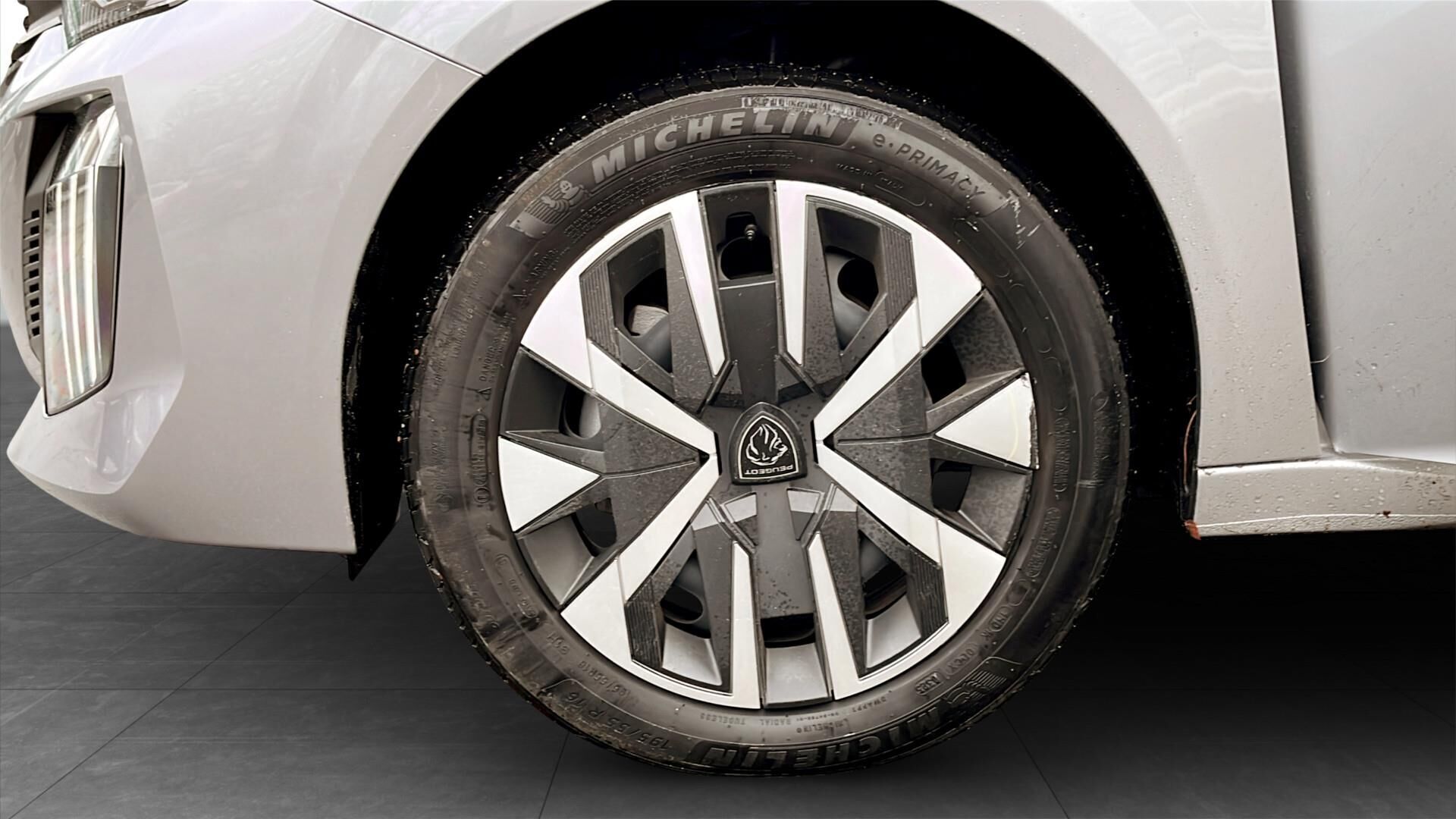 Grå Peugeot e-208 fra 2025