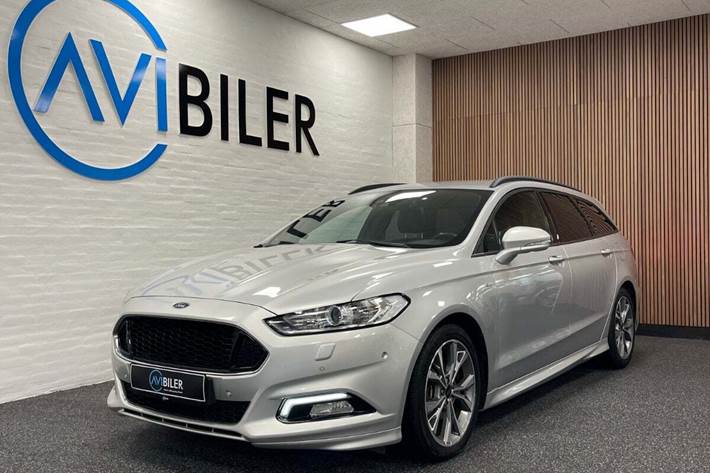 Sølv Ford Mondeo fra 2018 set udefra